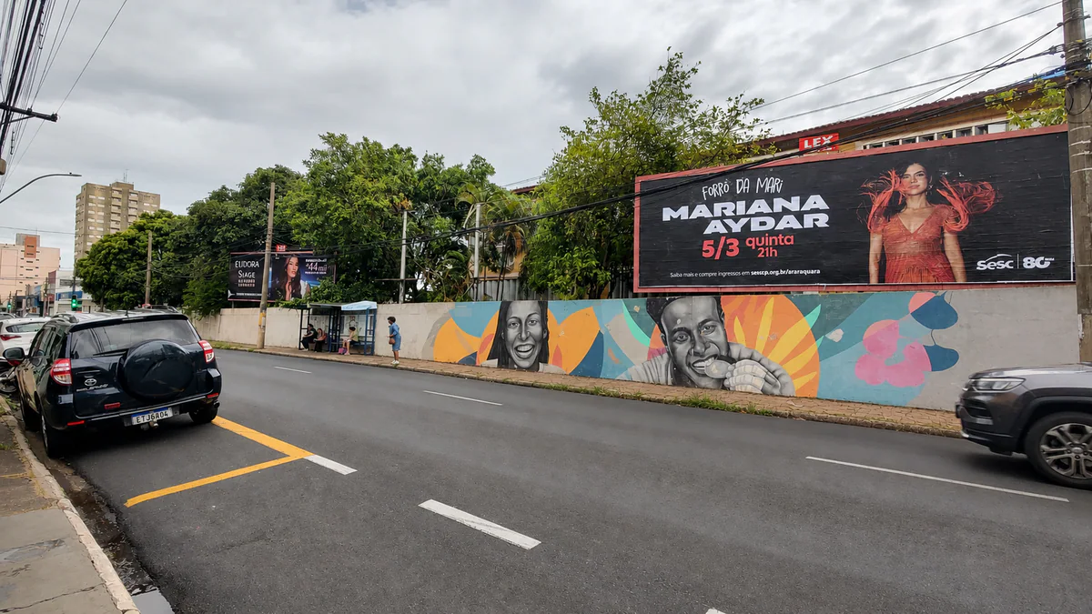 - Outdoor do Ponto 100 B na Rua São Bento, próximo à Escola Industrial, no Centro de Araraquara
