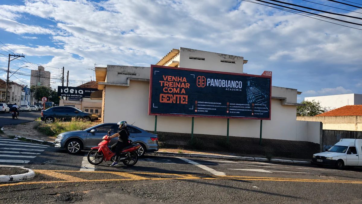Outdoor 101 A no cruzamento da Rua Carvalho Filho com a Avenida Barroso, em Araraquara