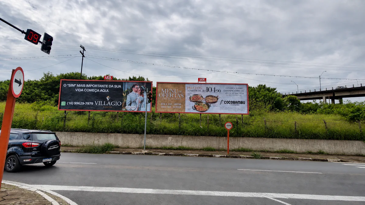 Painéis publicitários do Ponto 108 A na Via Expressa, próximo ao Balão da Farmacovet, em Araraquara