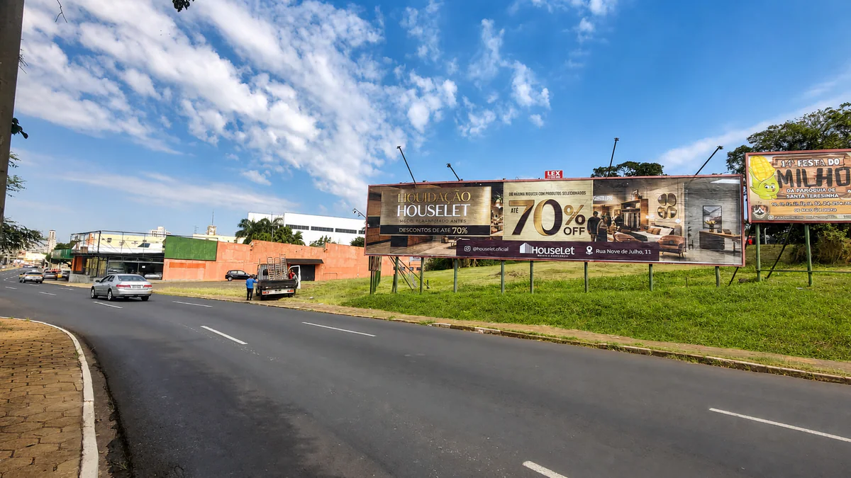 Mega painel 109 A na Via Expressa, próximo à Rotatória da Nigro, em Araraquara