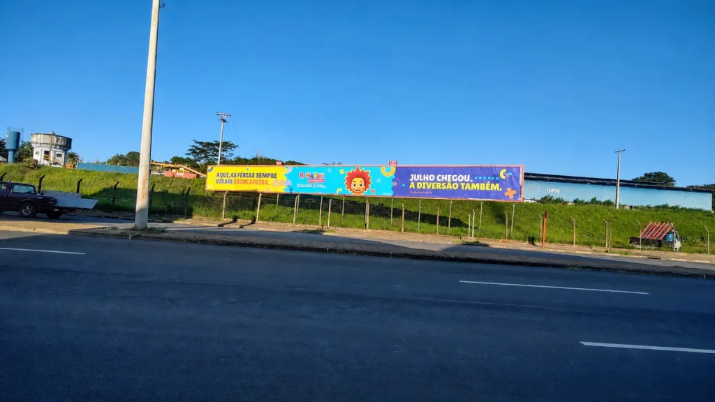 Painel quádruplo 111 A na Via Expressa, em frente à Polícia Federal, em Araraquara