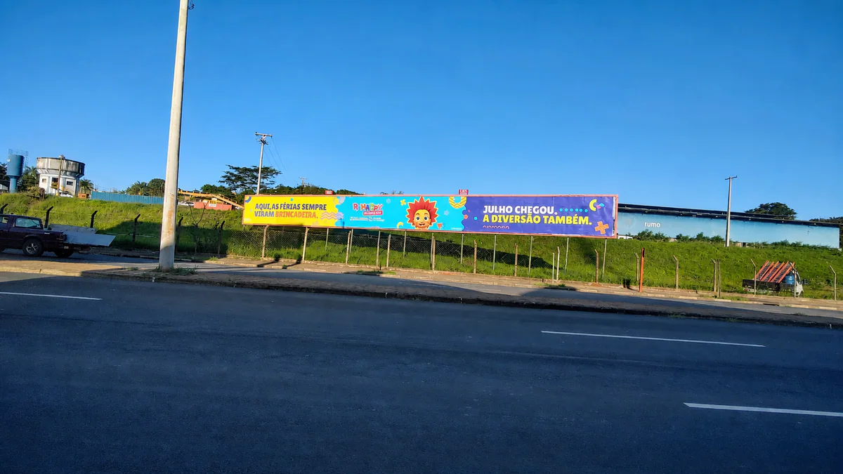 Painel quádruplo 111 A na Via Expressa, em frente à Polícia Federal, em Araraquara