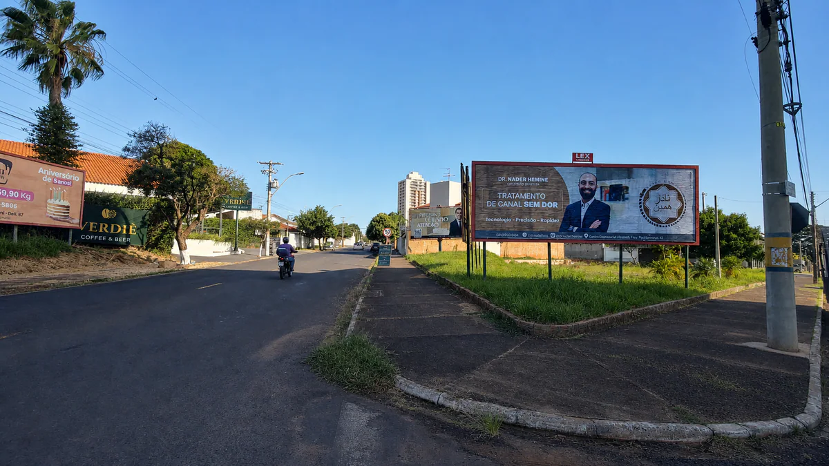 Conheça o ponto 114 C da LEX na Rua Henrique Lupo, em frente ao Edifício Harmonie, com orientação para o sentido Centro, em Araraquara.