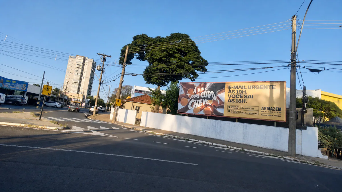 Outdoor 120 A na Alameda Paulista, próximo ao SESI e ao Posto Caravan, em Araraquara