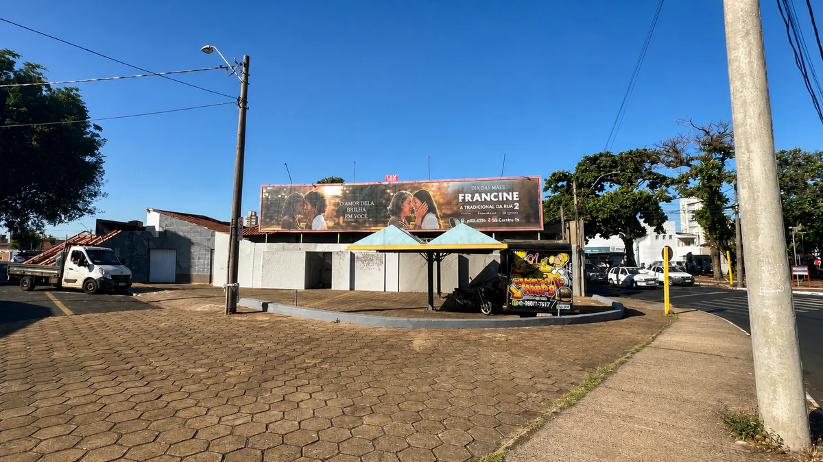 Outdoor duplo iluminado 124 A na Avenida Bento de Abreu, no acesso ao Centro de Araraquara