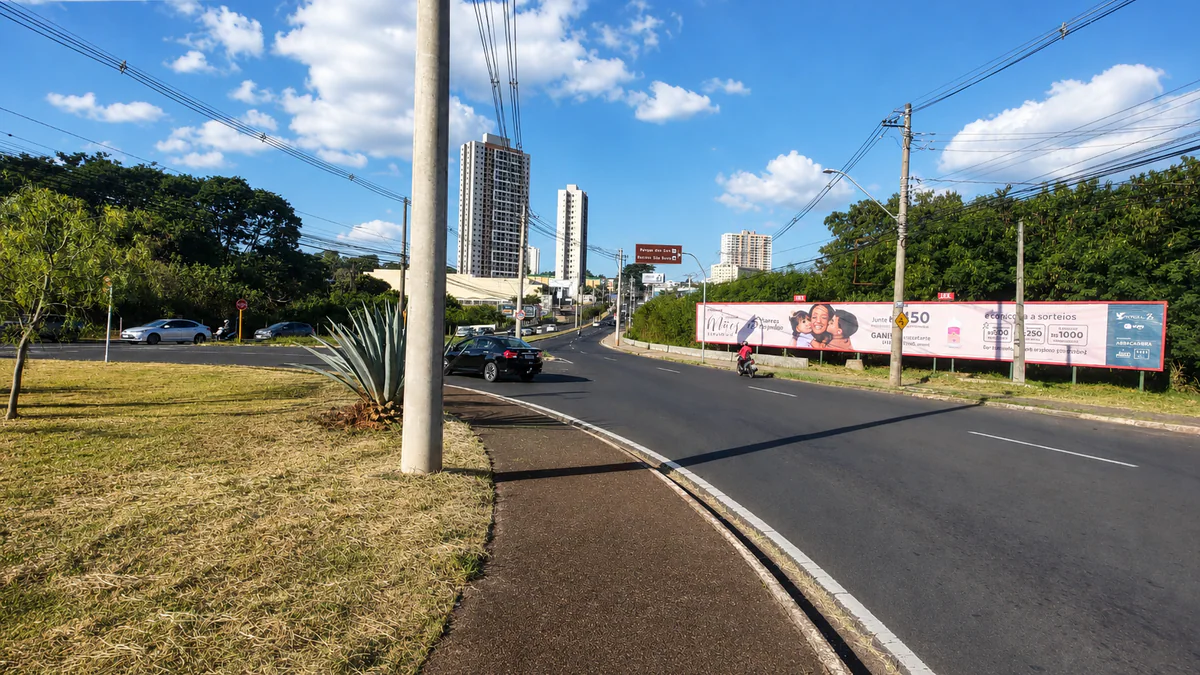 Outdoor triplo 125 A na Avenida 36, junto à Rotatória da UNIP, em Araraquara