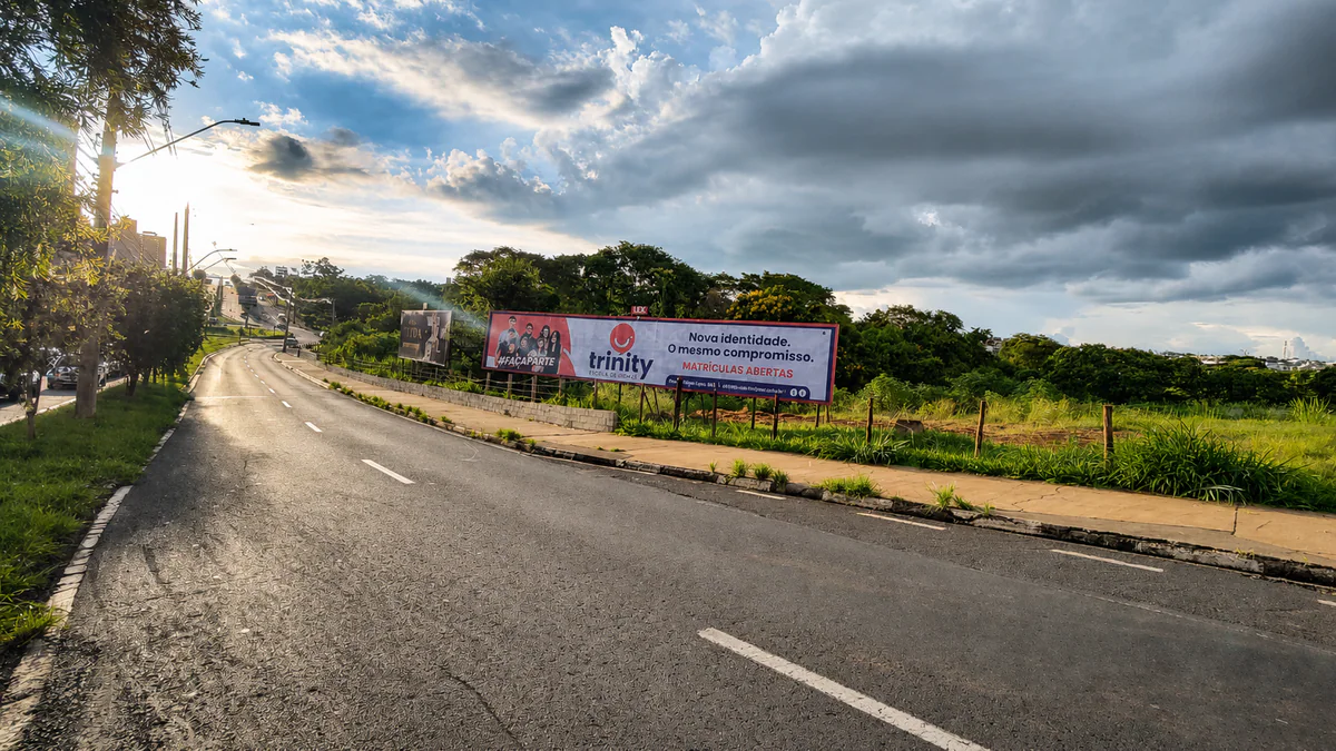 Outdoor duplo 126 C na Avenida 36, em frente ao Tonin, sentido Shopping Jaraguá