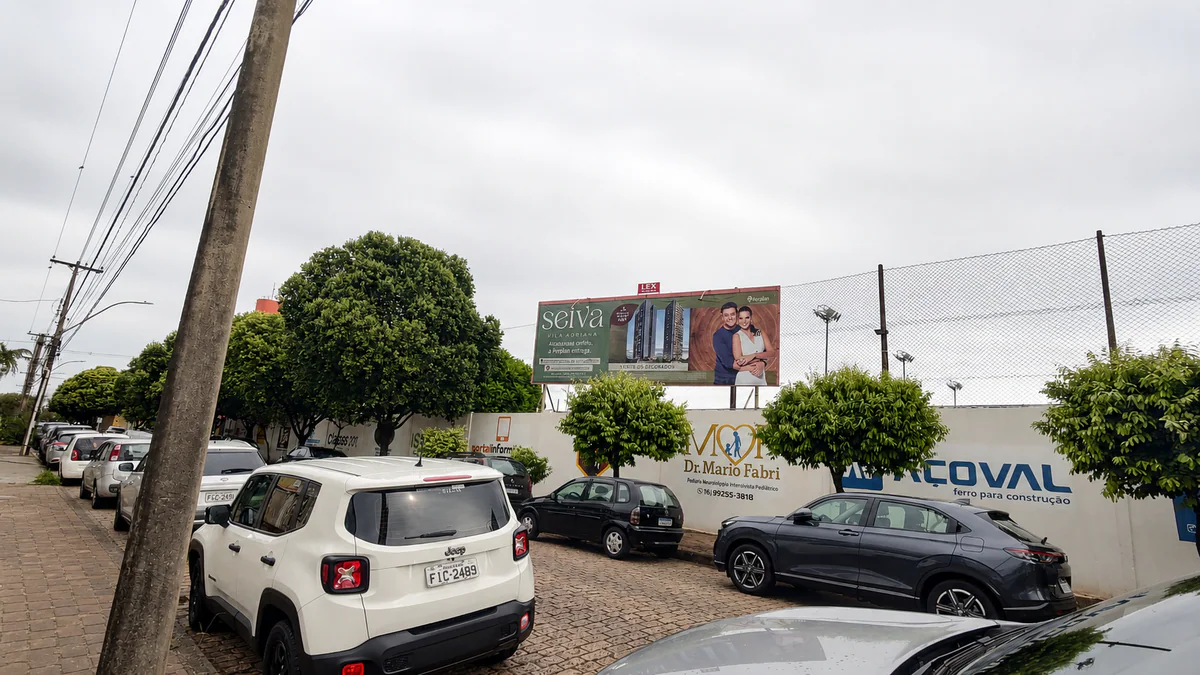 Outdoor iluminado 132 B na Avenida Dom Pedro II, próximo ao Clube Araraquarense, em Araraquara