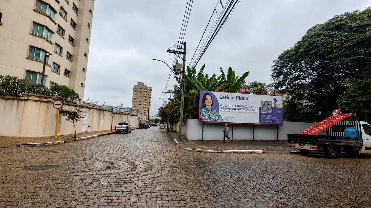 Outdoor 133 A na Rua Padre Duarte, em frente ao Parque Infantil, no Centro de Araraquara