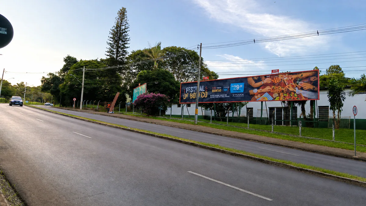 Outdoor duplo 151 B na Rua José Barbieri Neto, em frente ao Botânico, sentido Dahma