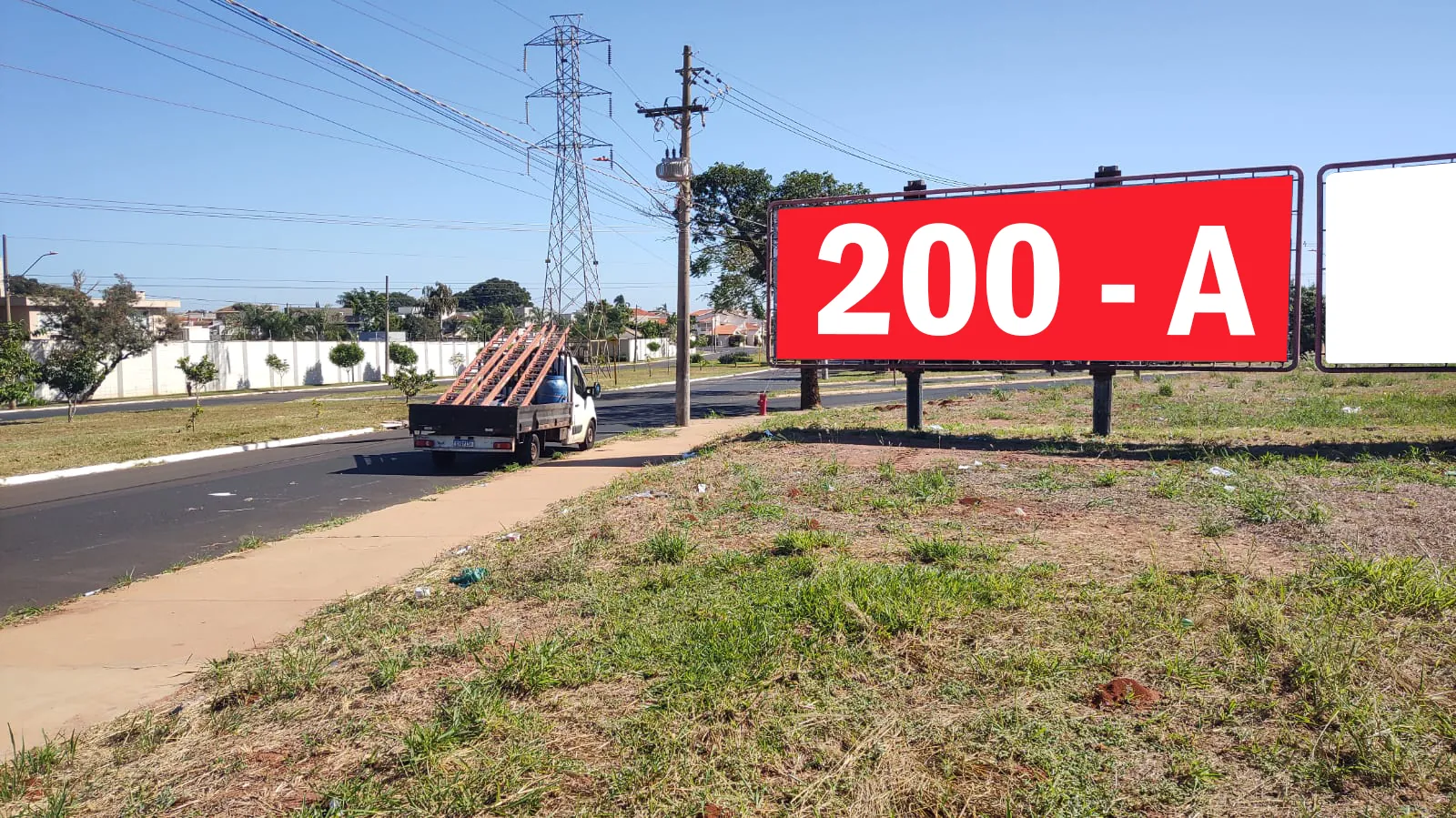Outdoor simples 200 A na Avenida Antônio Gorgatti, Villa Romana, em Matão