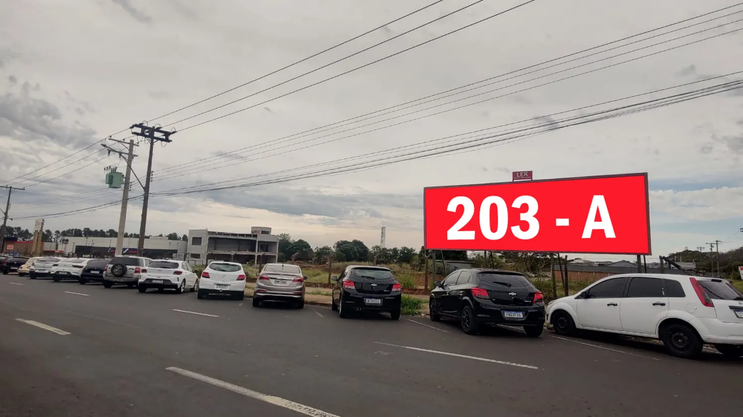 Outdoor simples 203 A na Avenida Baldan, Novo Shopping, em Matão