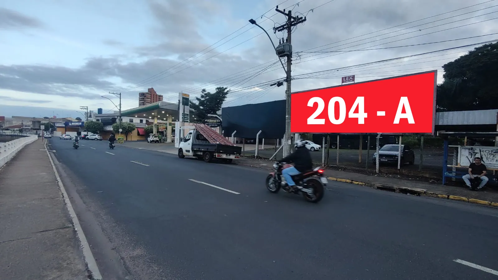 Outdoor simples 204 A na Avenida São Lourenço, Supermercado Amarelinha, em Matão