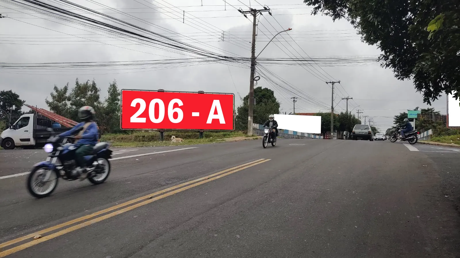 Outdoor simples 206 A na Avenida São Paulo, Pontilhão da ALL, em Matão