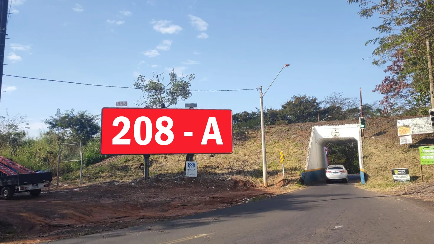 Outdoor simples 208 A na Rodovia Araraquara Matão, Pontilhão da ALL, em Matão
